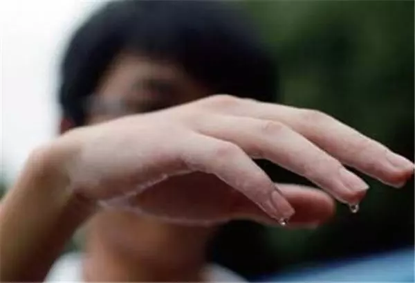 流汗流得多排濕毒越多嗎?炎夏揮灑的汗液透露了不少訊息…很會流汗的你要注意!