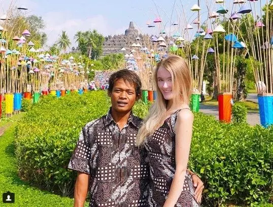 【跨國戀網路爆紅!】巴厘島旅行一見鍾情, 21歲英國正妹愛上印尼衝浪教練!