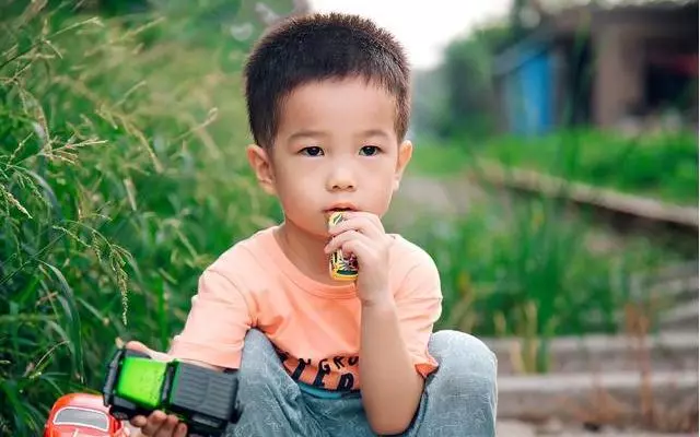 媽生病我花光積蓄,前妻帶孩子離開,三年後她求我復婚,我讓她滾