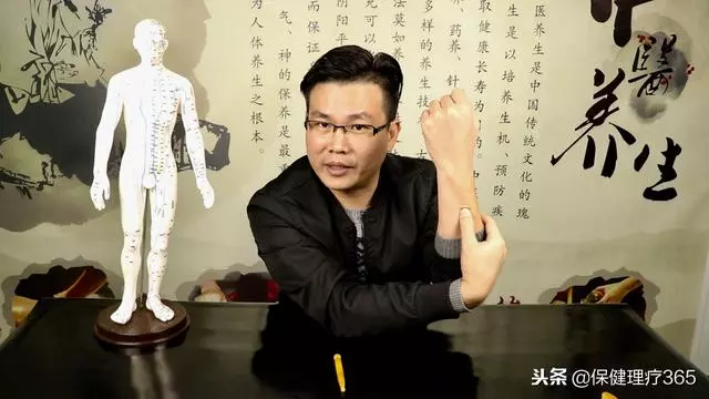 便秘引起:渾身沉重,皮膚長痘,口臭,1個穴位幫您清理體內垃圾