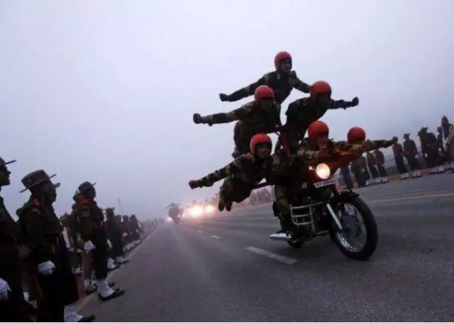 為什麼一些人喜歡給摩托車加射燈?很多車友不知,原因老騎手才懂