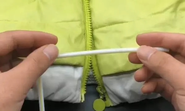 衣服拉鍊壞了別著急換新,只需一根吸管就能修好,真是省錢又實用!