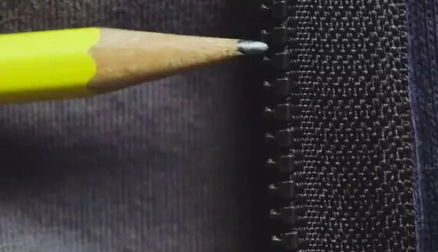 衣服拉鍊壞了別著急換新,只需一根吸管就能修好,真是省錢又實用!