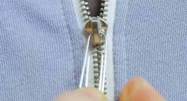 衣服拉鍊壞了別著急換新,只需一根吸管就能修好,真是省錢又實用!