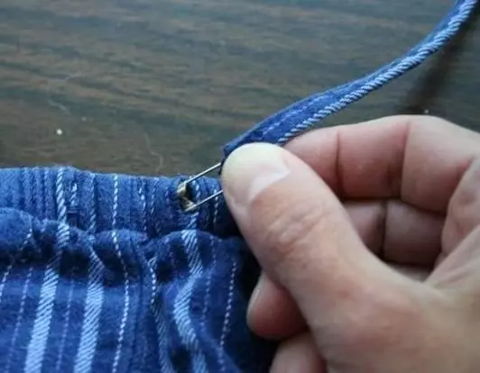 衣服拉鍊壞了別著急換新,只需一根吸管就能修好,真是省錢又實用!