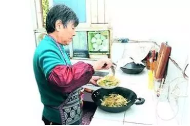 我懷孕帶午餐上班,一天拿錯了婆婆給小姑子的盒飯,打開盒飯我紅了眼