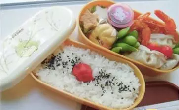 我懷孕帶午餐上班,一天拿錯了婆婆給小姑子的盒飯,打開盒飯我紅了眼