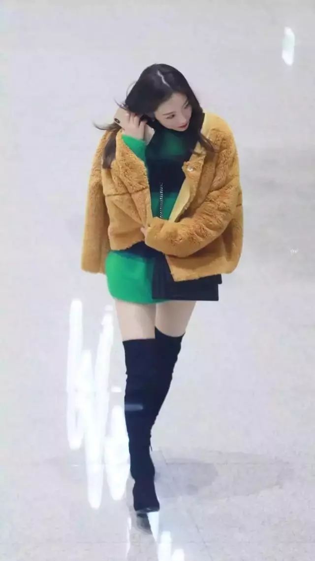 金泰妍真有范，羊羔外套穿在她的身上不僅不臃腫，還盡顯出少女感