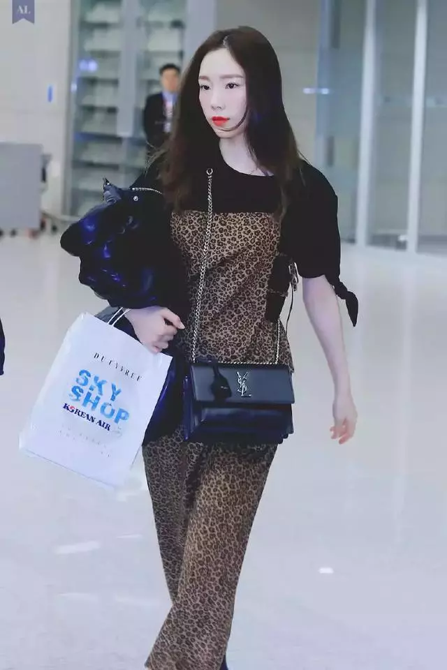 金泰妍真有范，羊羔外套穿在她的身上不僅不臃腫，還盡顯出少女感