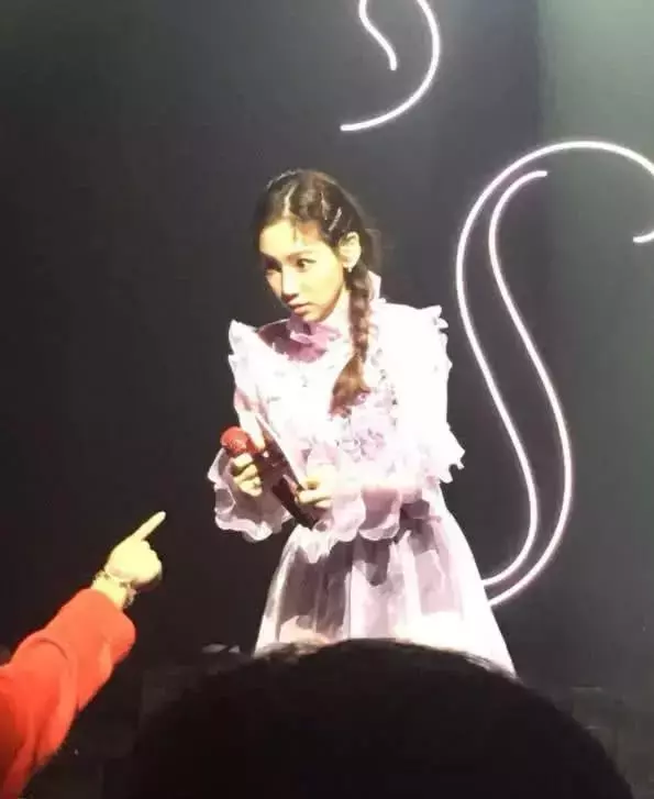金泰妍真有范，羊羔外套穿在她的身上不僅不臃腫，還盡顯出少女感