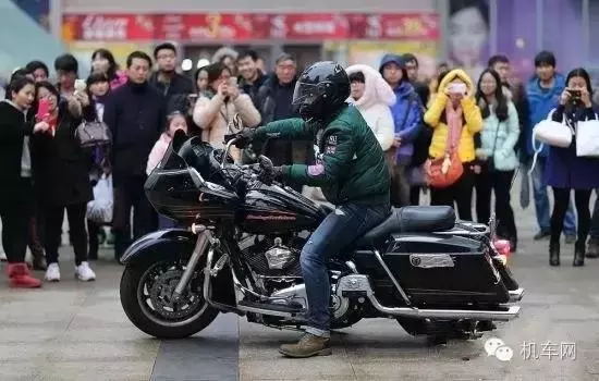 跨上機車,做正能量的事情,因為靈魂在這裡!