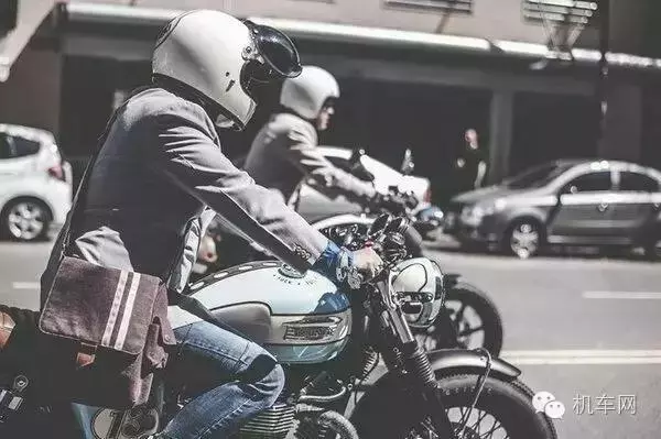 跨上機車,做正能量的事情,因為靈魂在這裡!