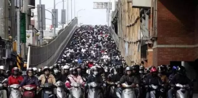同時擁有摩托車和汽車,每天選擇摩托車出行而把汽車放在車庫吃灰