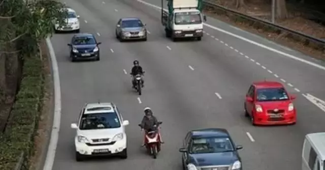 同時擁有摩托車和汽車,每天選擇摩托車出行而把汽車放在車庫吃灰