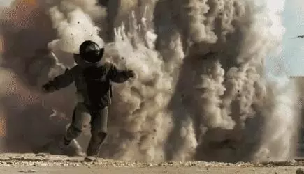 路邊突發大規模爆炸!美軍防雷車被掀飛45米,多人傷亡,誰幹的?