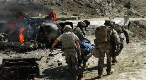 路邊突發大規模爆炸!美軍防雷車被掀飛45米,多人傷亡,誰幹的?