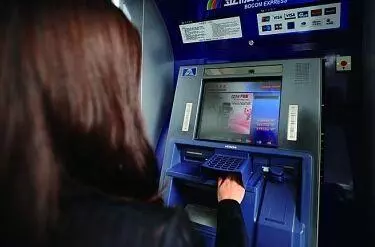 女子在ATM機取不出錢,工作人員打開機器,畫面十分精彩! 網友:我眼睛都直了