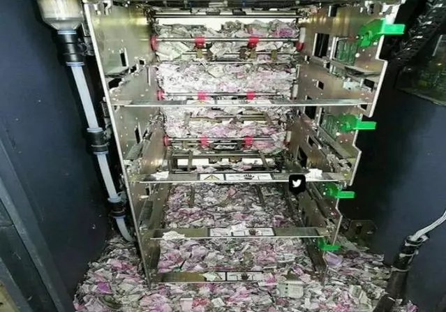 女子在ATM機取不出錢,工作人員打開機器,畫面十分精彩! 網友:我眼睛都直了