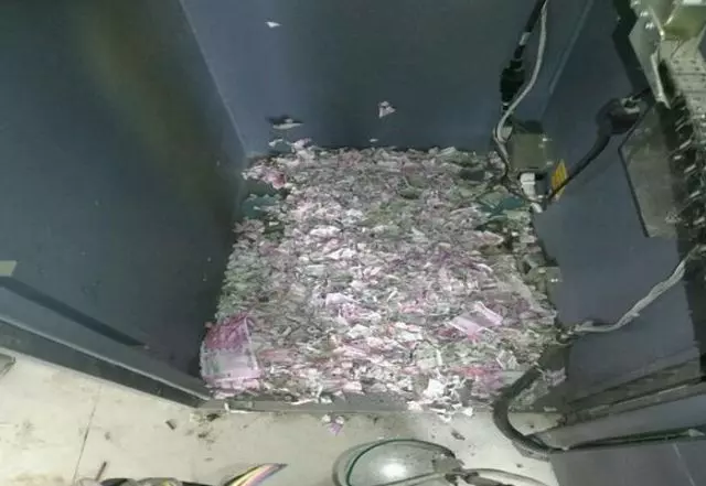 女子在ATM機取不出錢,工作人員打開機器,畫面十分精彩! 網友:我眼睛都直了
