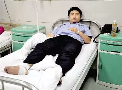 小叔子摔斷腿,逼嫂子倒尿壺,嫂子委屈一腳踹翻,瞧見地上,蒙了