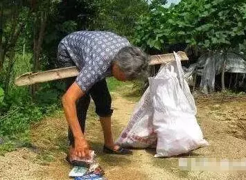懷孕後母親給5萬,婆婆送袋野菜嫌髒扔地上,一周後打開墮了胎