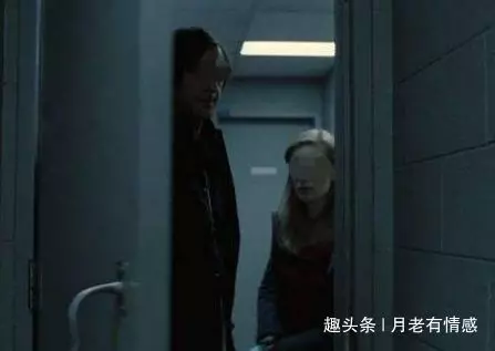 妻子出軌,給情夫租了一間房,丈夫憤怒推開房門,瞧見男人,淚目