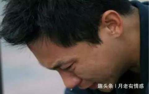 妻子出軌,給情夫租了一間房,丈夫憤怒推開房門,瞧見男人,淚目