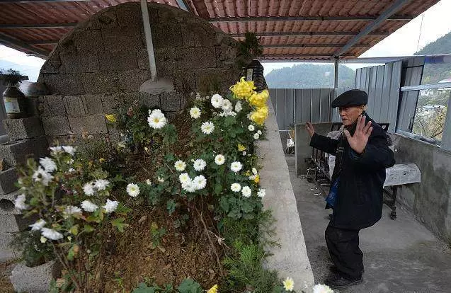 離婚五年後,俺故意開豪車去前妻家炫耀,老人:她死了五年了