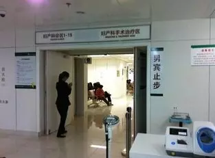 結婚3年,妻子肚子始終沒動靜,丈夫帶去檢查,醫生耳語:快逃命