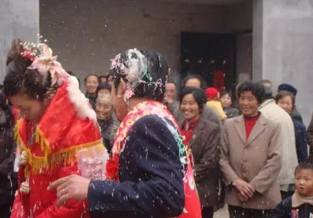 婆婆將不孕兒媳攆走,六年後偶遇兒媳,她身邊的小男孩和兒子很像