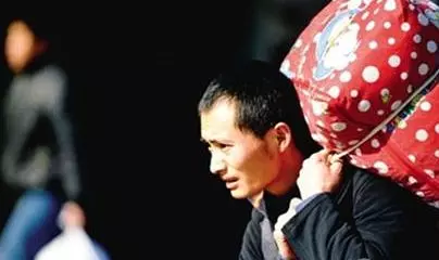 上門女婿五年不回家,岳父去看望,女婿偷給盒煙,他拆開後逃跑