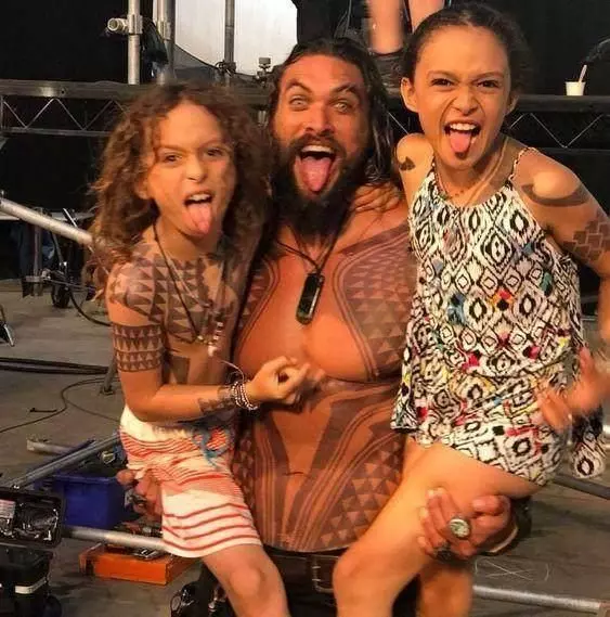 【超霸氣!】Aquaman爆8歲看電視就對太太一見鍾情!長大後把年長12歲的她娶回家!