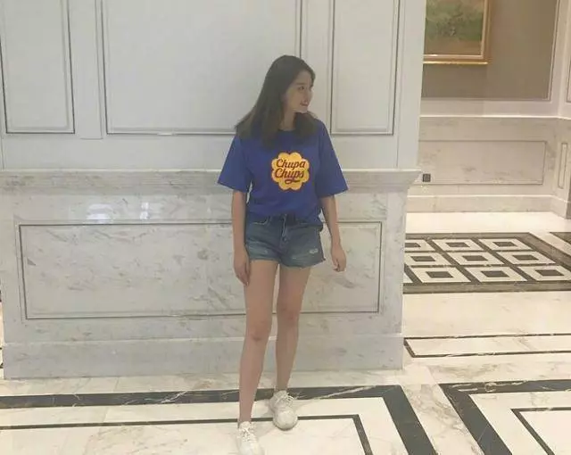 19歲擁有55億身價,娛樂圈都不敢惹她,就連成龍都不敢搭她的肩!