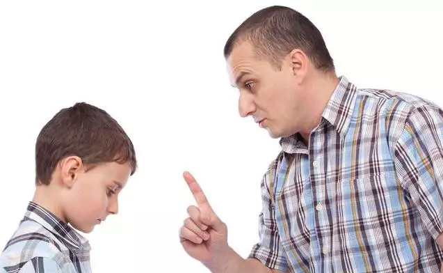 孩子唱反調,其實是想要「父母多陪他」