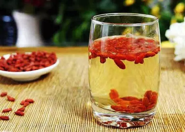 用「枸杞」泡水時,很多人放錯了「水」!難怪效果不大,浪費嚴重