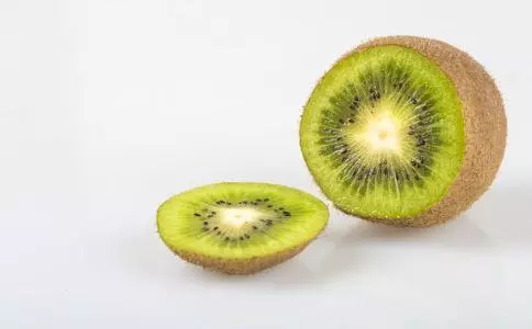經常吃獼猴桃好處爆棚,醫生告訴你:這2種人一口都不能多吃