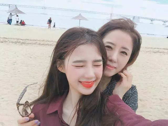 瘋傳母女20年前合影照片,370萬人圍觀點評,爆正妹鐵律