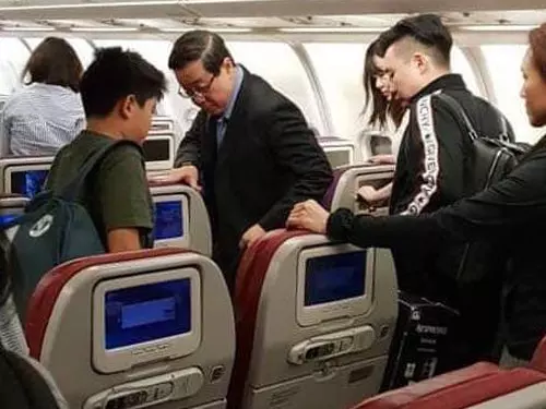 坐經濟艙 吃飛機餐 林冠英親民舉動獲贊