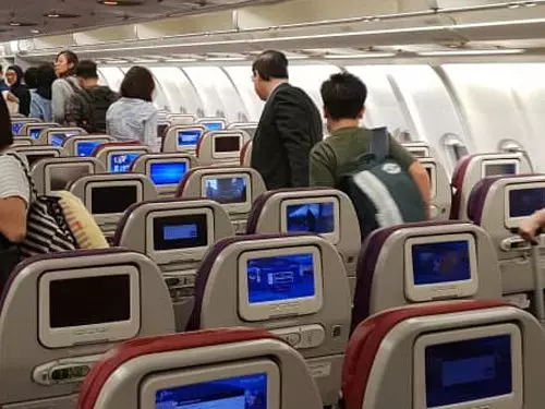 坐經濟艙 吃飛機餐 林冠英親民舉動獲贊