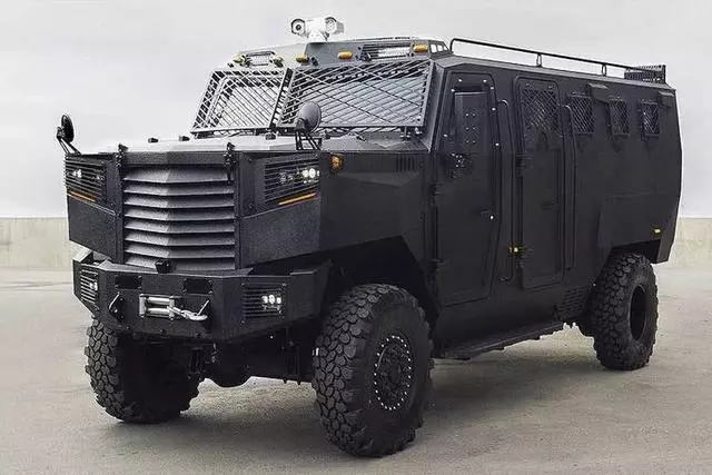 機槍子彈和手榴彈拿它毫無辦法,一重15噸的裝甲車如移動堡壘