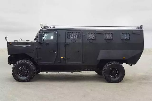 機槍子彈和手榴彈拿它毫無辦法,一重15噸的裝甲車如移動堡壘