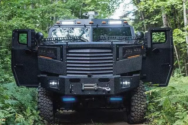 機槍子彈和手榴彈拿它毫無辦法,一重15噸的裝甲車如移動堡壘