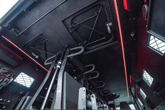 機槍子彈和手榴彈拿它毫無辦法,一重15噸的裝甲車如移動堡壘