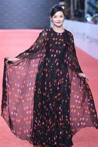 當51歲周海媚撞衫42歲舒淇,女神和婦女的差距果然很大!