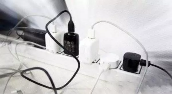 可怕!充完電後不拔充電器,出事了!一定要分享給你的家人和朋友!
