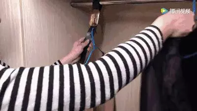 舊枕頭套「剪一個小洞」幫你省下好多錢!成品放進衣櫃後...網友驚呼:功能超強大!