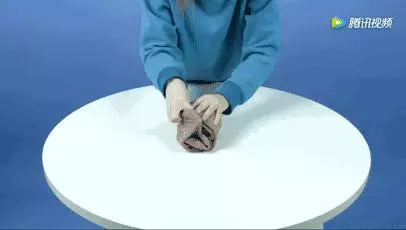 舊枕頭套「剪一個小洞」幫你省下好多錢!成品放進衣櫃後...網友驚呼:功能超強大!