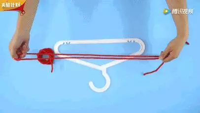 舊枕頭套「剪一個小洞」幫你省下好多錢!成品放進衣櫃後...網友驚呼:功能超強大!