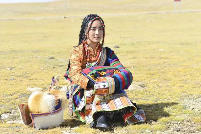 去西藏草原上旅遊的時候,見到藏族姑娘蹲地對你微笑,不要去搭訕!