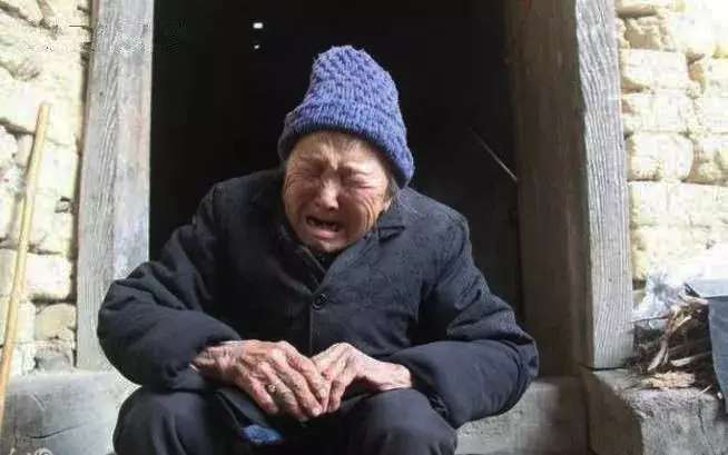 女兒托夢說想吃餃子,母親煮好端到墳前,抬頭瞥見墓碑,撒腿就跑